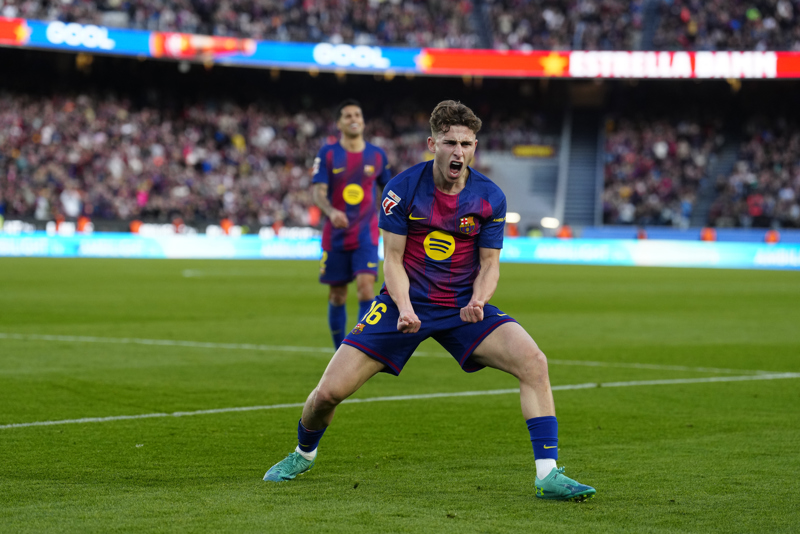 Barcelona golea al Levante y recupera liderato