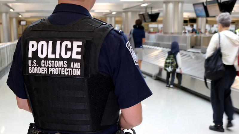 EEUU avisa que ICE seguirá en los aeropuertos hasta que vuelvan «100 % a la normalidad»