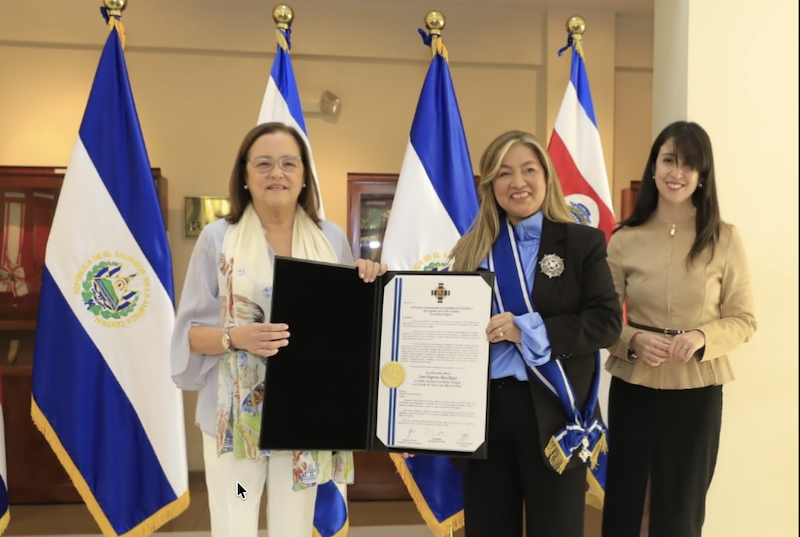 Canciller condecora a embajadora costarricense Lina Ajoy