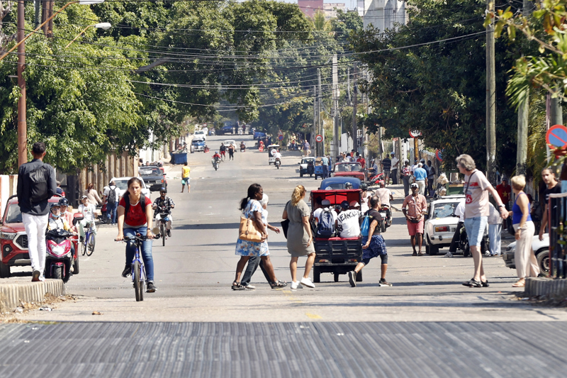 La crisis de transporte en Cuba obliga a las personas a caminar kilómetros
