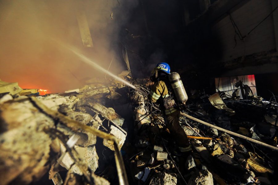 Bomberos sofocan incendio en Exhotel Alameda en San Salvador
