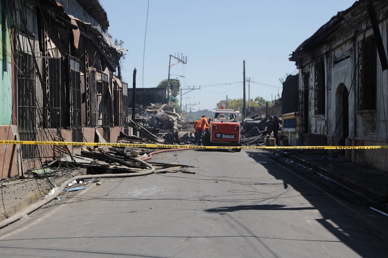 Voraz incendio en el Centro Histórico de San Salvador deja cinco muertos y destruye viviendas y locales
