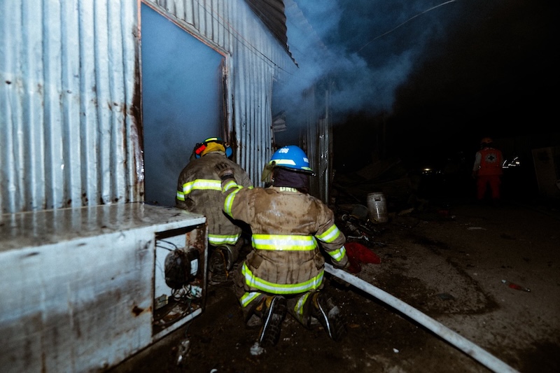 Incendio arrasa con varias viviendas en comunidad cercana al Bulevar del Ejército