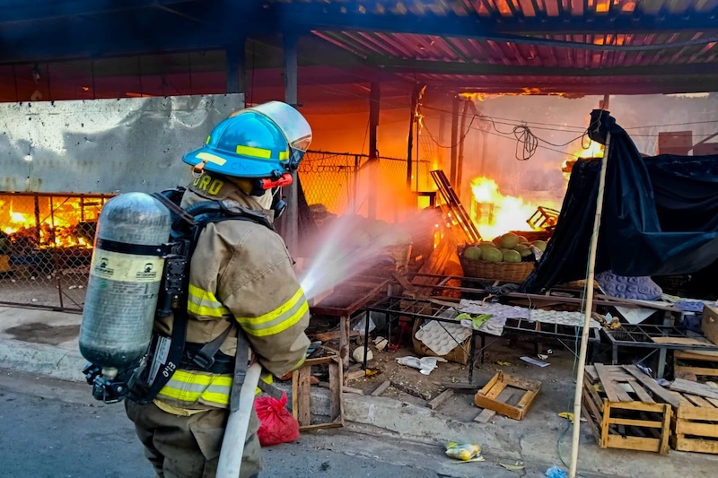 Incendio consume sector de frutas en Megaplaza Sonsonate