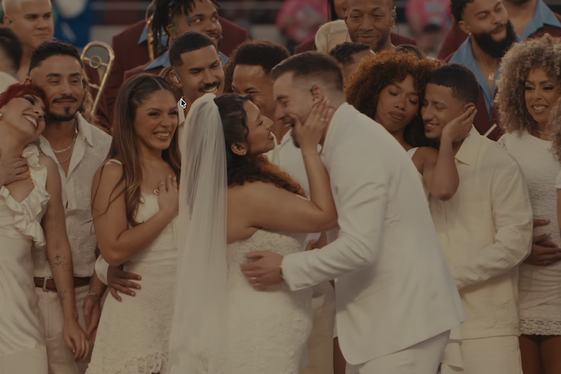 La salvadoreña que se casó en el Super Bowl y su esposo no se creían la propuesta de Bad Bunny