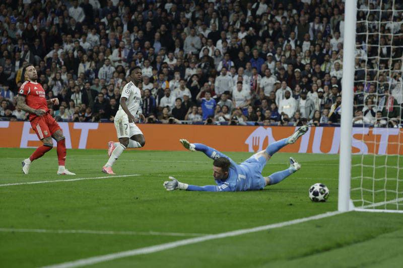 Real Madrid vence 2-1 al Benfica y clasifica a octavos de la Champions