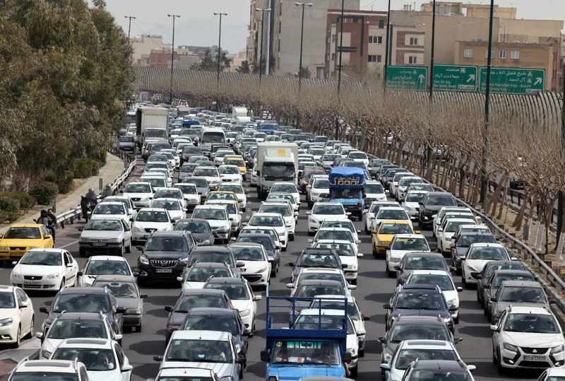 Irán recomienda evacuar Teherán tras ofensiva, régimen corta el internet