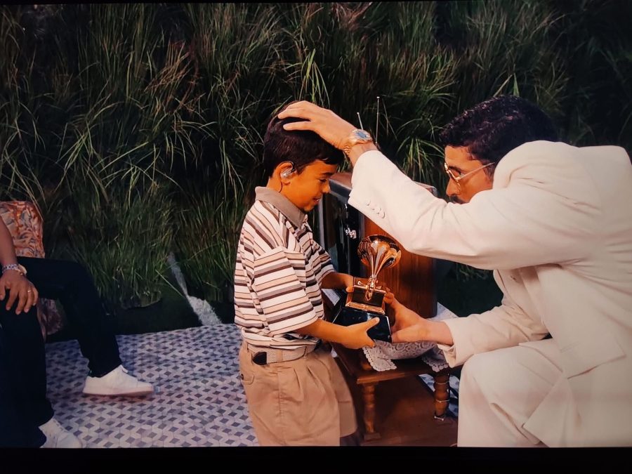 No es un menor detenido por el ICE quien aparece junto a Bad Bunny en el Superbowl