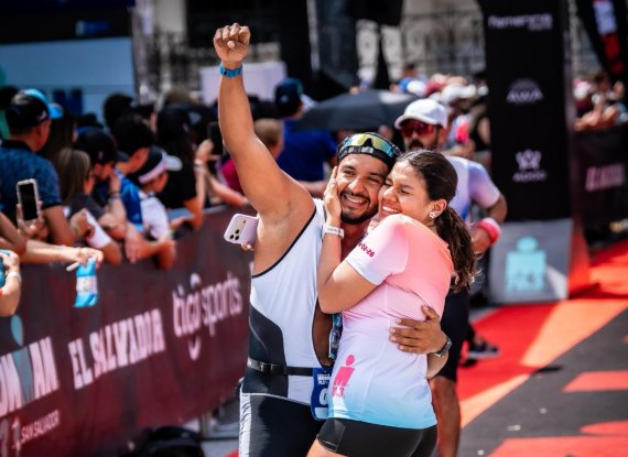 Atleta salvadoreño le propone matrimonio a su novia tras completar el IRONMAN 70.3