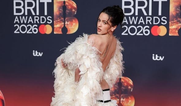 Rosalía sofistica el deporte en una nueva campaña para New Balance