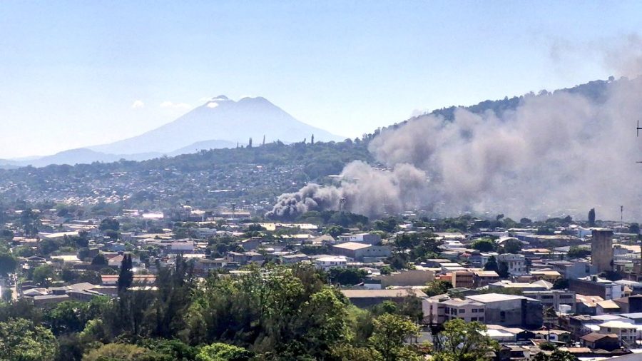 Reportan incendio en una chatarrera en las cercanías de la exterminal de Oriente en San Salvador