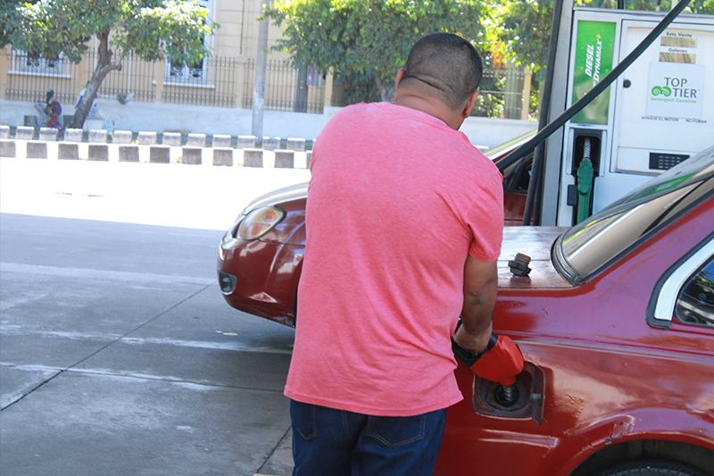 Escalada en conflicto con Irán presionaría al alza los combustibles en El Salvador