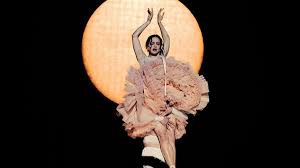 El vestuario de Rosalía en «Lux»: entre lo sacro, lo teatral y lo actual