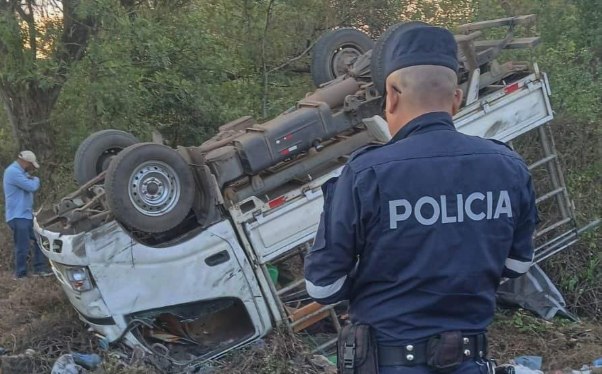Un camión volcado deja un muerto y 14 lesionados en Sonsonate