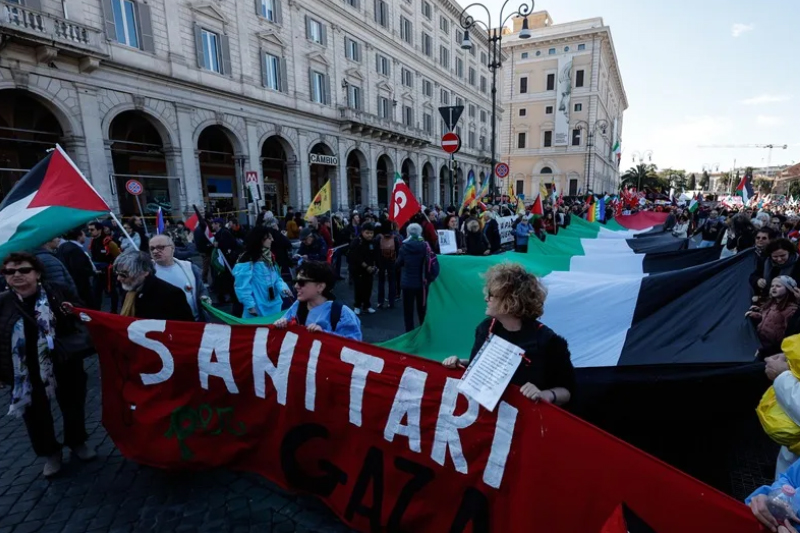 Decenas de miles de personas contra la guerra en la marcha «No Kings» en Roma