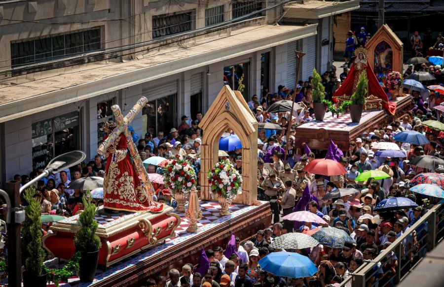 Feligreses recorren el Centro Histórico en el tradicional Viacrucis de Viernes Santo