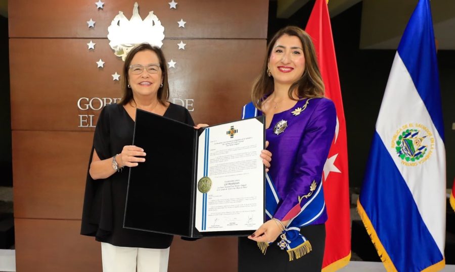 Embajadora de Turquía concluye misión en El Salvador y recibe condecoración