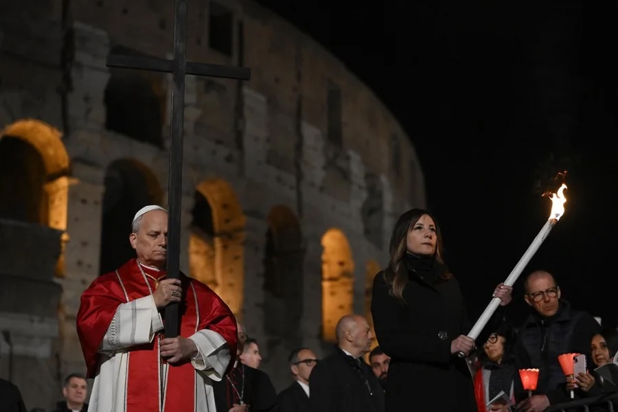 El Papa León XIV clama contra la guerra y el abuso de poder en su primer Via Crucis