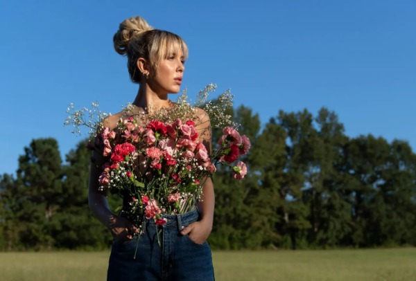 Netflix cancela película de la gimnasta Kerri Strug tras salida de la actriz Millie Bobby Brown