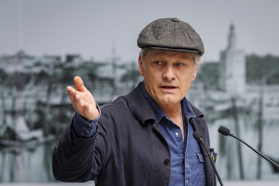 Viggo Mortensen presenta en Sevilla el universo poético del escritor Kevin Power
