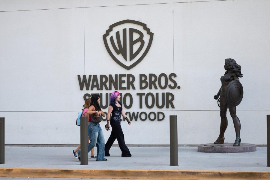 Unos 2,000 artistas de Hollywood firman carta contra fusión de Warner y Paramount