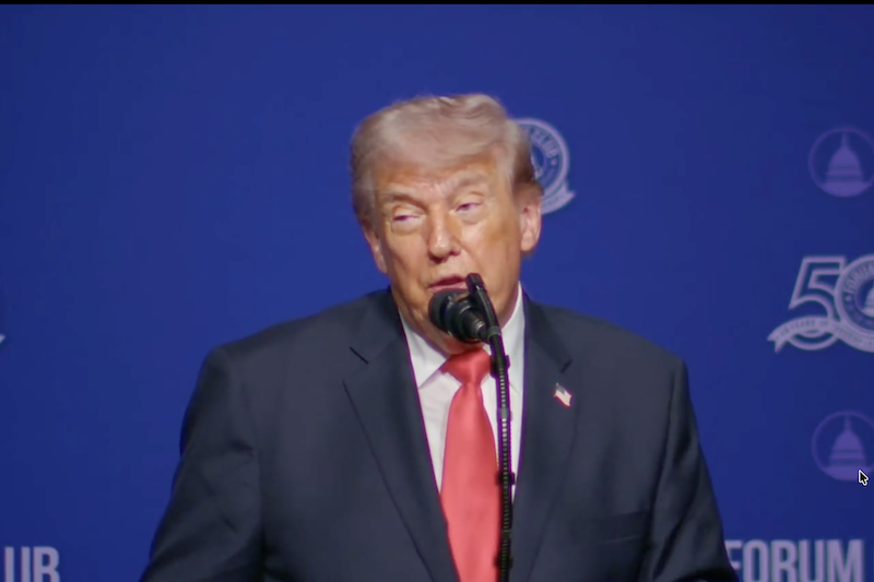 Trump apela a votantes de la tercera edad para comicios de medio mandato tras caída de su popularidad