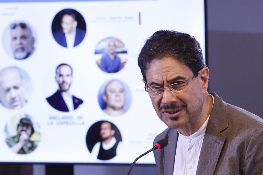 Cepeda denunciará penalmente a De la Espriella por supuestos vínculos con paramilitares