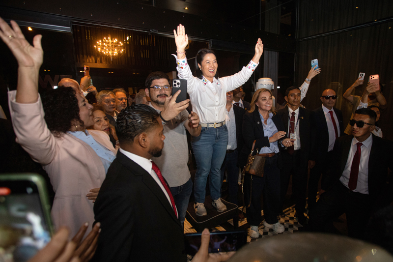 Keiko Fujimori reconoce resultado ajustado y promete respetar el escrutinio final