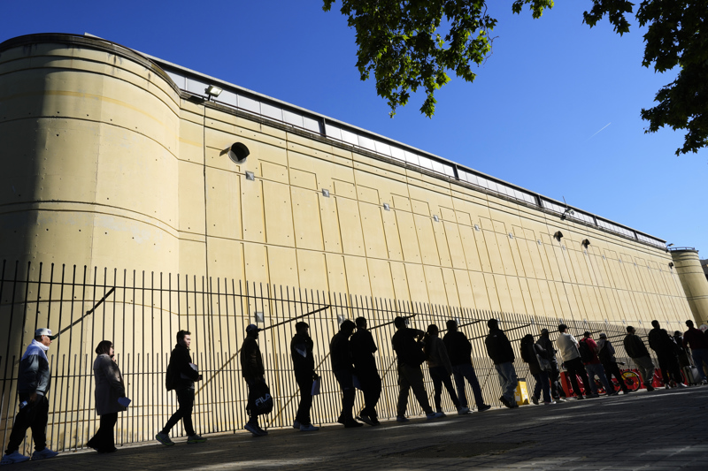Más de un millón de inmigrantes esperan la regularización en España entre retrasos, citas saturadas y riesgo de estafas