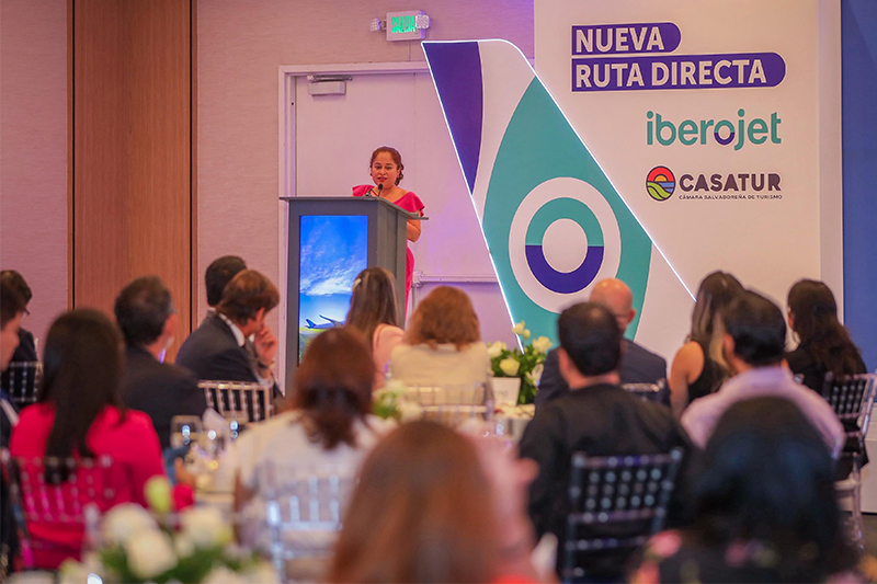 Nuevo vuelo de Iberojet permitiría duplicar el turismo español hacia El Salvador, según Mitur