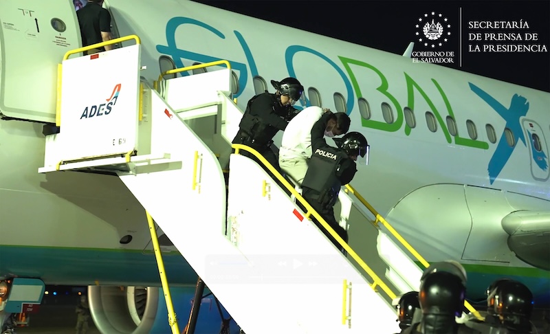 Venezolanos demandan a aerolíneas por vuelos al Cecot salvadoreño