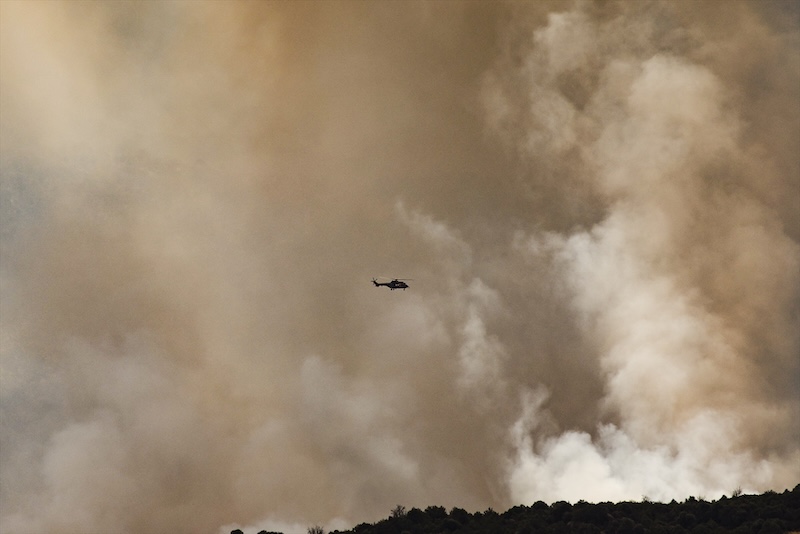 España evacúa a 73,000 personas por dos incendios forestales fuera de control en el centro del país