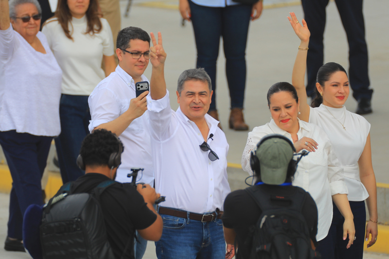 Juan Orlando Hernández regresa a Honduras para enfrentar juicio, simpatizantes lo reciben