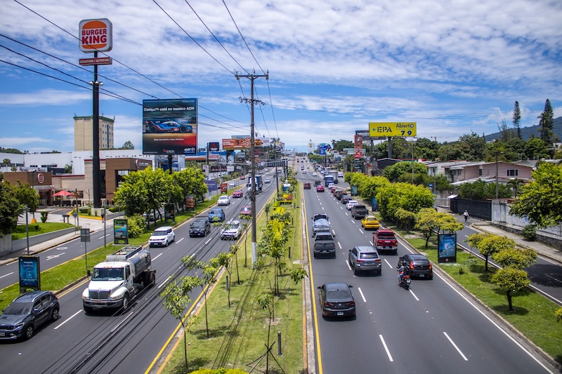 Contaminación visual invade las ciudades y deteriora el espacio público en El Salvador