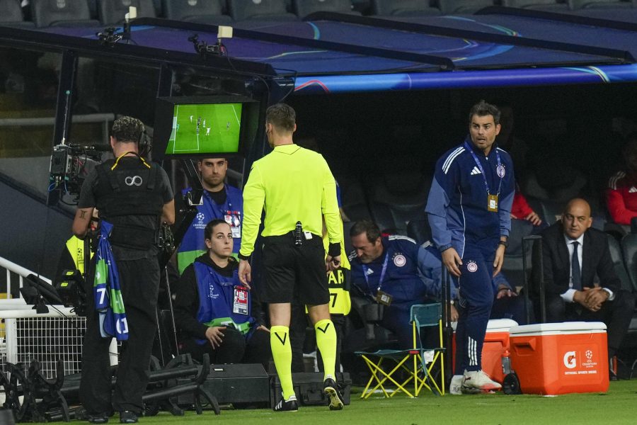 La UEFA y los árbitros acuerdan limitar las revisiones del VAR «largas y minuciosas»