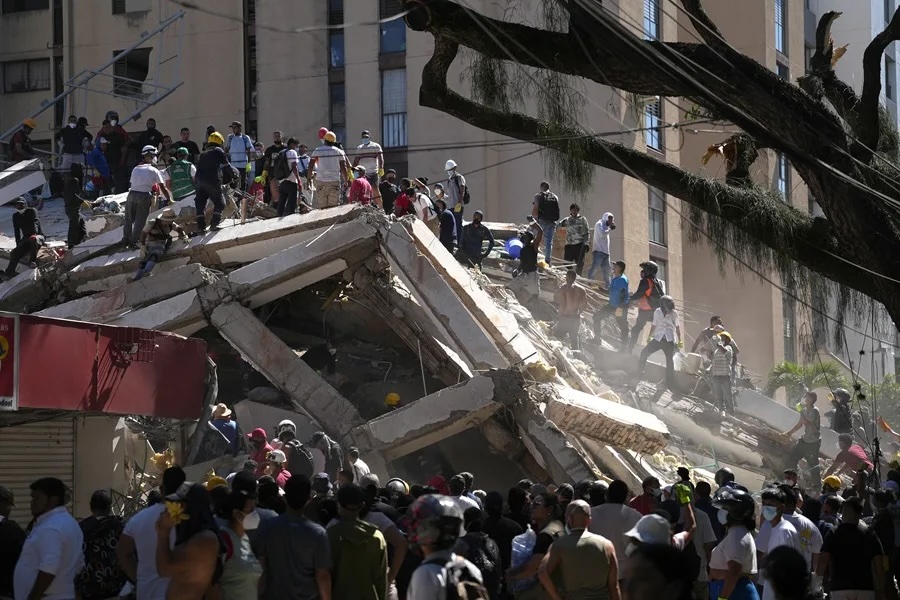 Al menos 132 muertos y 570 heridos deja el terremoto de magnitud 7,4 en Colombia