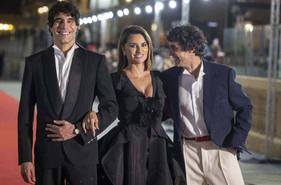 Los Javis, Penélope Cruz y «La bola negra», aclamados en San Sebastián