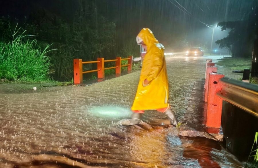 Lluvias provocan desbordamientos en puentes y calles de Nejapa y Cojutepeque
