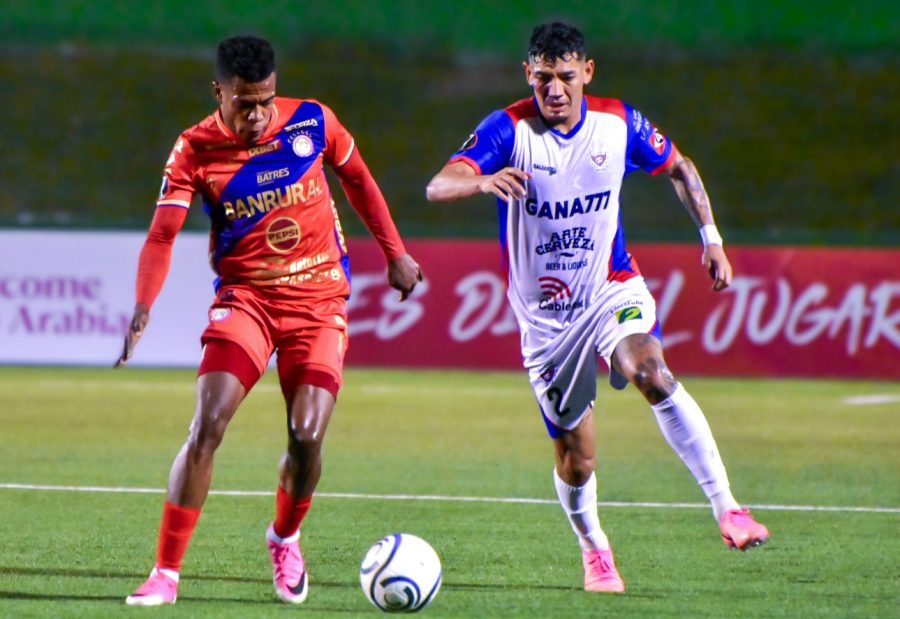 Marlon Cornejo, lateral de Firpo, es operado tras sufrir lesión en el peroné