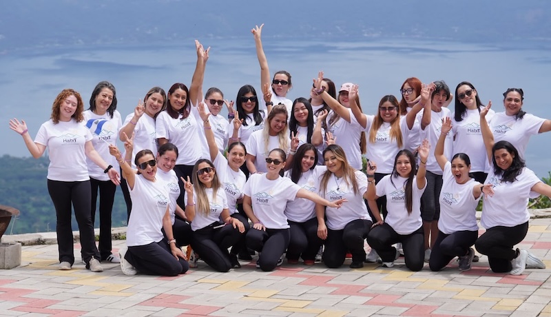 Habit Pilates Club celebra el Día Nacional del Turismo con jornada de Pilates en el Lago de Coatepeque