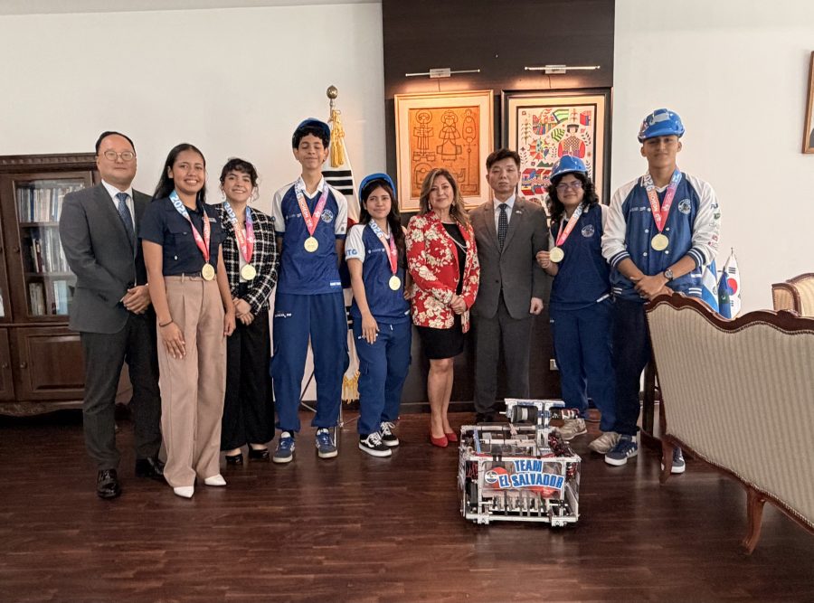 Jóvenes salvadoreños ganadores de oro en el Mundial de Robótica comparten su experiencia con la Embajada de Corea