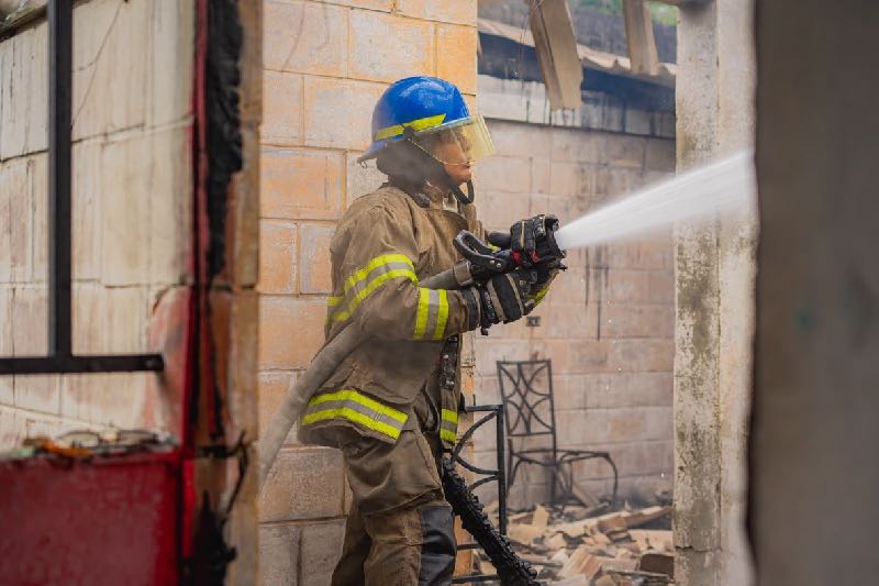 Bomberos sofoca incendio en dos apartamentos de la Zacamil