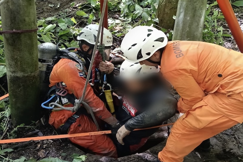 Bomberos rescatan a persona de un pozo en Ciudad Delgado