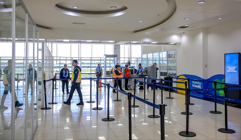 Aeropuerto Internacional implementa separación de pasajeros de entrada y salida