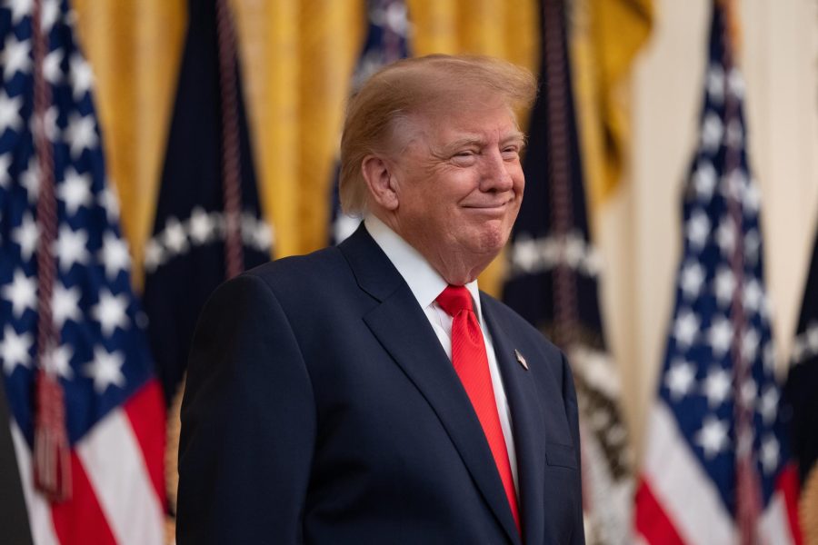 Trump sugiere a portavoz Casa Blanca que deje el cargo tras polémica en su primera semana