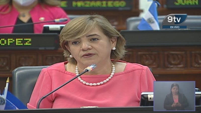 Diputada electa para el Parlacen en 2024 devuelve su credencial al TSE y evalúa demanda ante la Corte Suprema