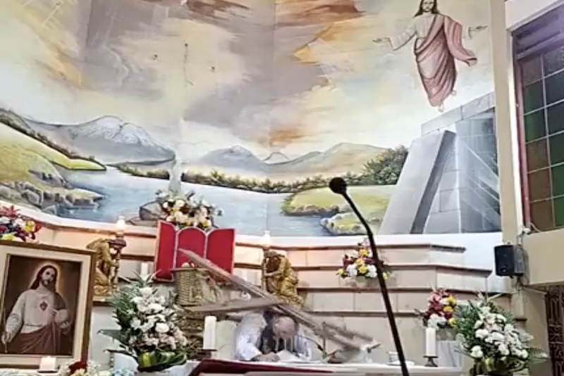 Un sacerdote muere en Ecuador tras caerle una cruz en una misa transmitida en directo