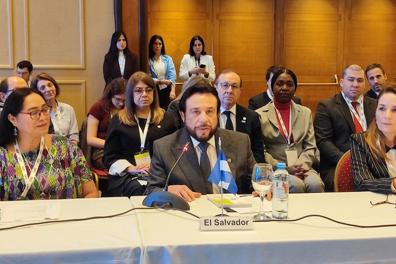 Félix Ulloa presenta en Argentina ensayo sobre «revolución pasiva» en El Salvador y participa en XV Reunión con OEI