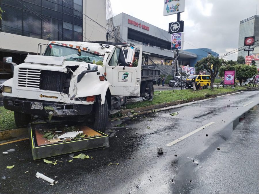 Camión colisiona y derriba postes en bulevar de Los Próceres